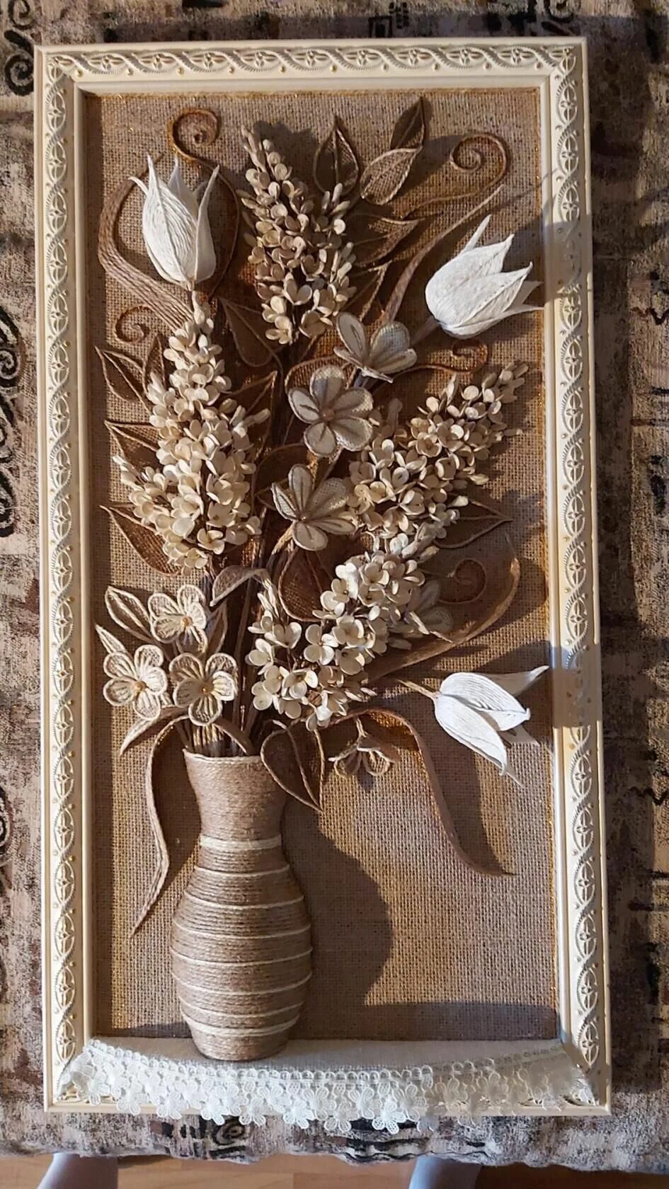 цветочное панно из джута. панно из джута и мешковины. поделки из джута. панно из джута. виноградная лоза джутовая филигрань.
