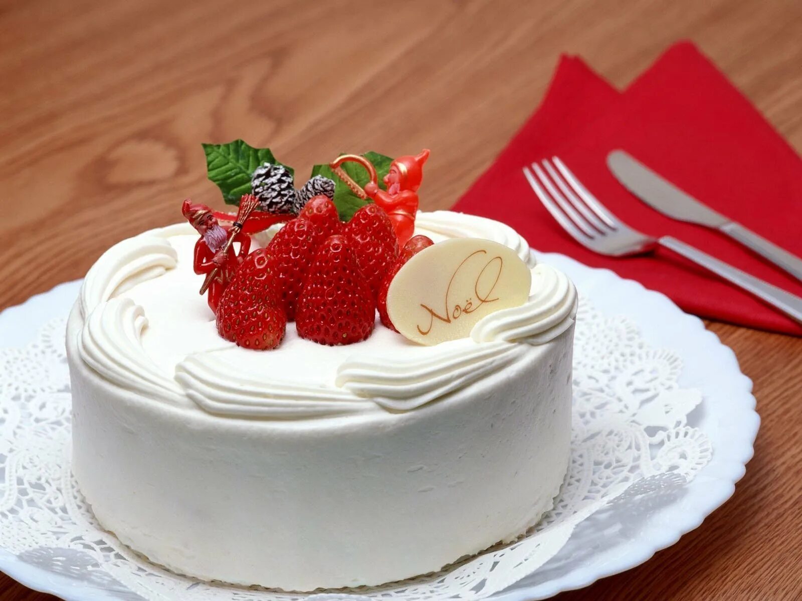 Торт "клубничный пломбир". Белый торт с клубникой. Торт с клубникой и кремом. Украшение торта взбитыми сливками. Торт без сливочного крема