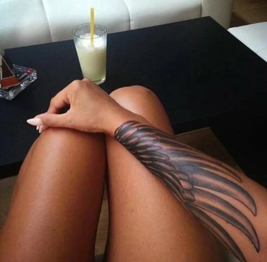 Тату крылья. Тату с крыльями на руке женские. Тату крыло на руке. Тату крылья на запястье для девушек. Тату крыло на руке у девушки.