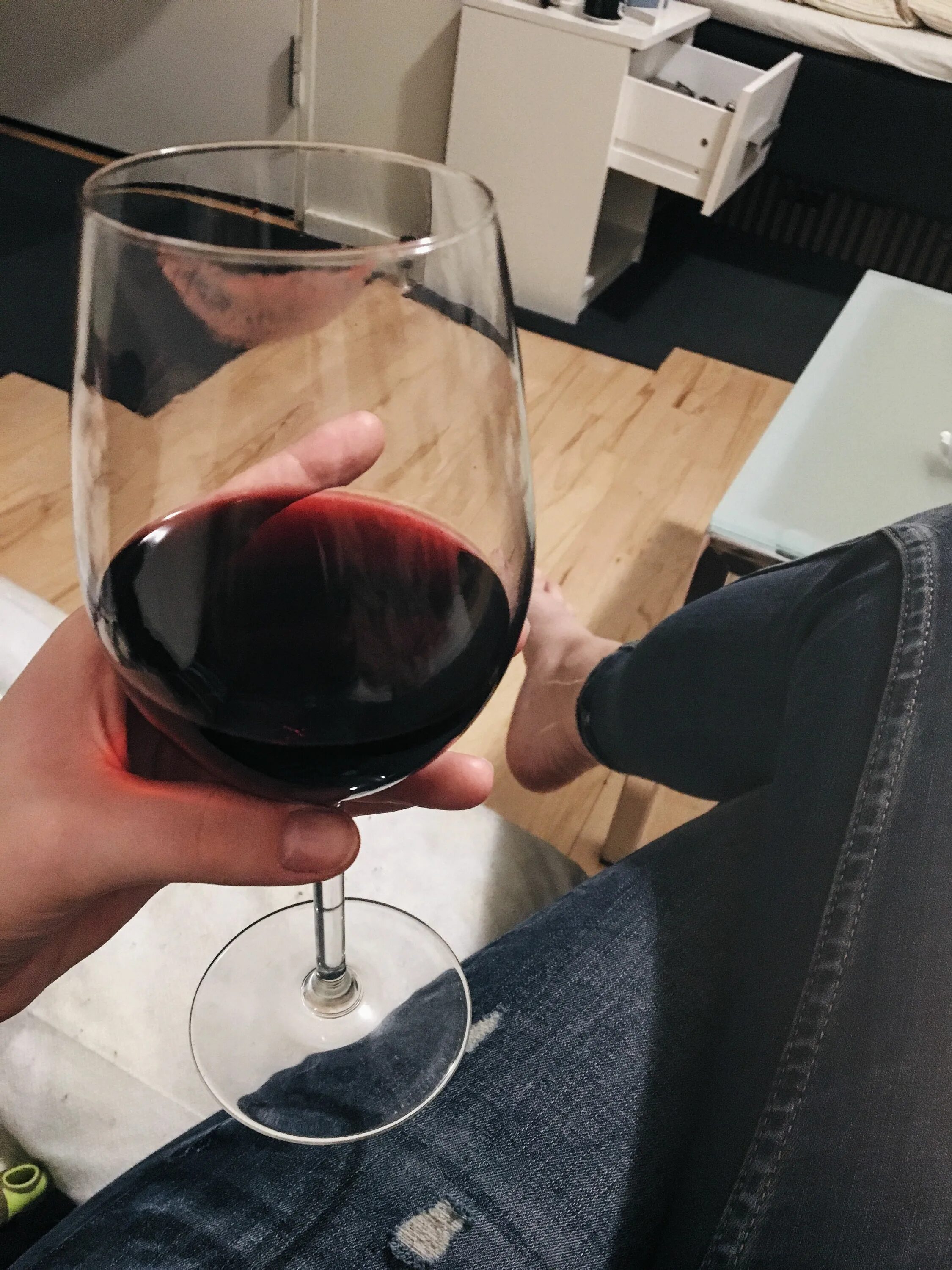 Пить вино дома. Рука с бокалом. Бокал вина в руке. Бокал с вином. Рука с фужером вина.