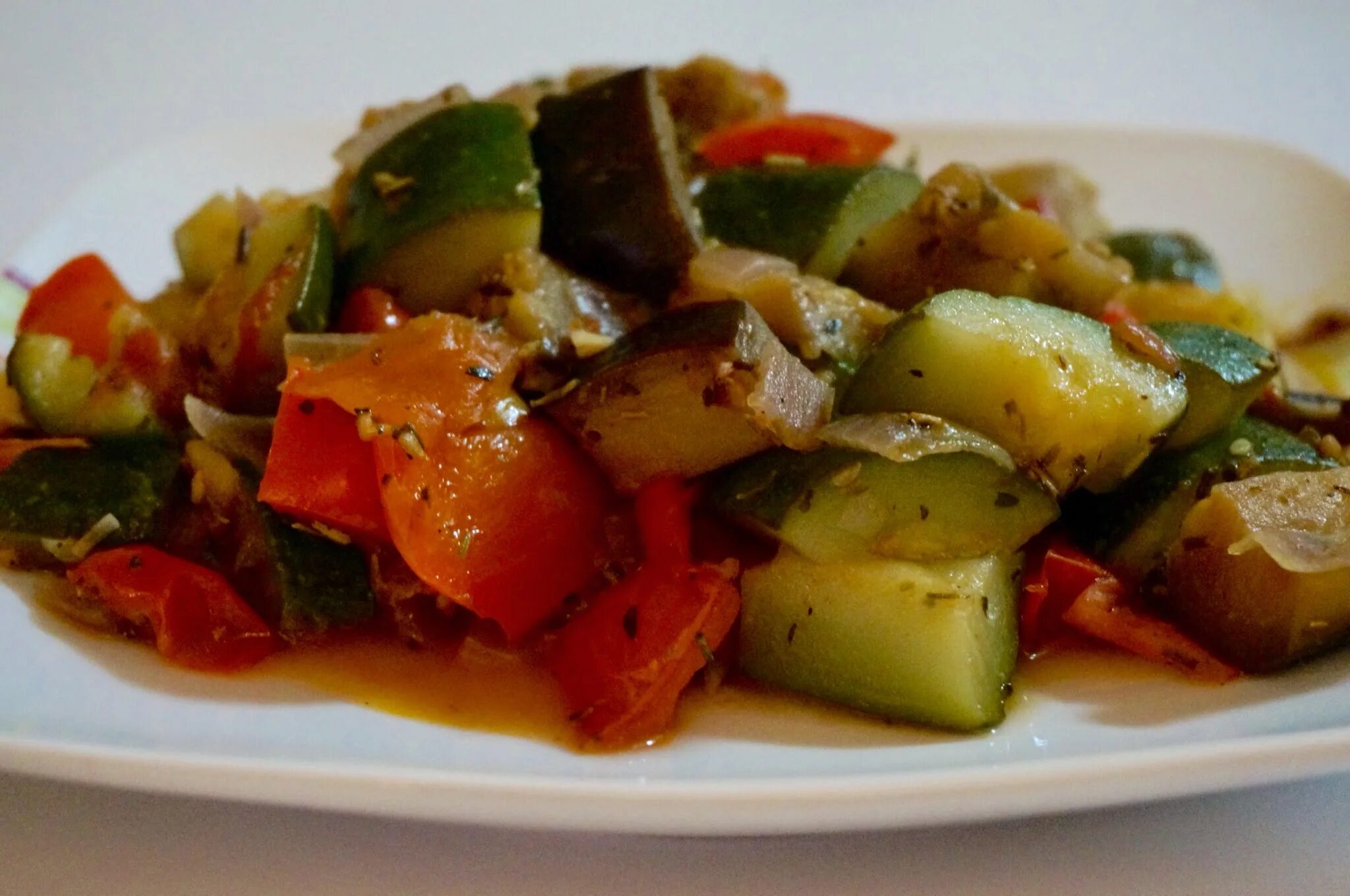 Рагу из баклажанов и кабачков с помидорами. Смесь кабачка и перца. Цукини баклажан помидор перец. Кабачки перец баклажан. Кабачки перец баклажан.
