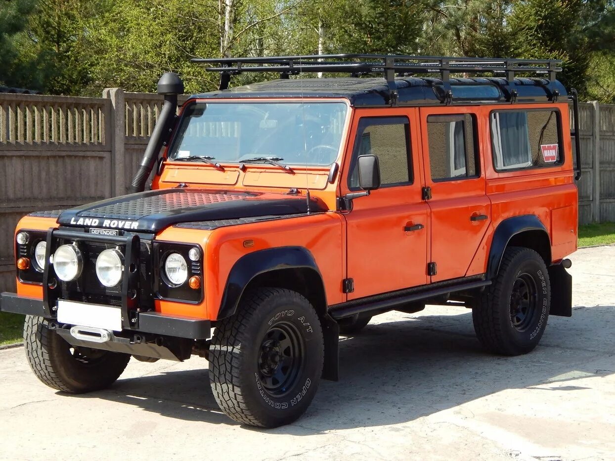 Defender сколько стоит. Ленд Ровер Дефендер 110. Land Rover Defender 110 багажник. Багажник ленд Ровер Дефендер 110. Ленд Ровер Дефендер 110 экспедиционный.