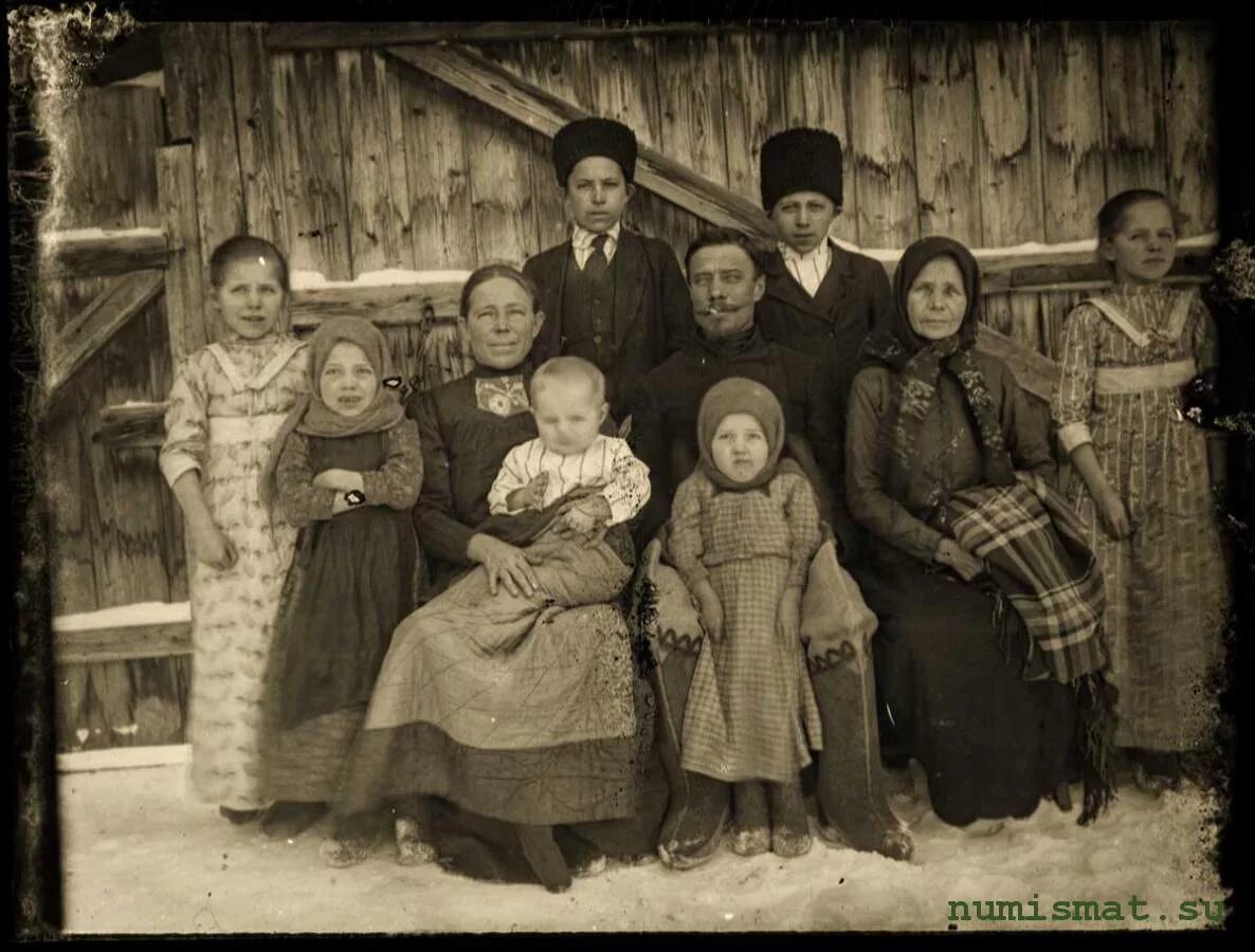 В каком году жители. Жители села Маккавеево 1910 Пермская Губерния. 1910-Е. жители села Кыласово Кунгурского уезда Пермской губернии #фото. Крестьянская семья 19 века в России. Крестьяне Пермской губернии 19 век.