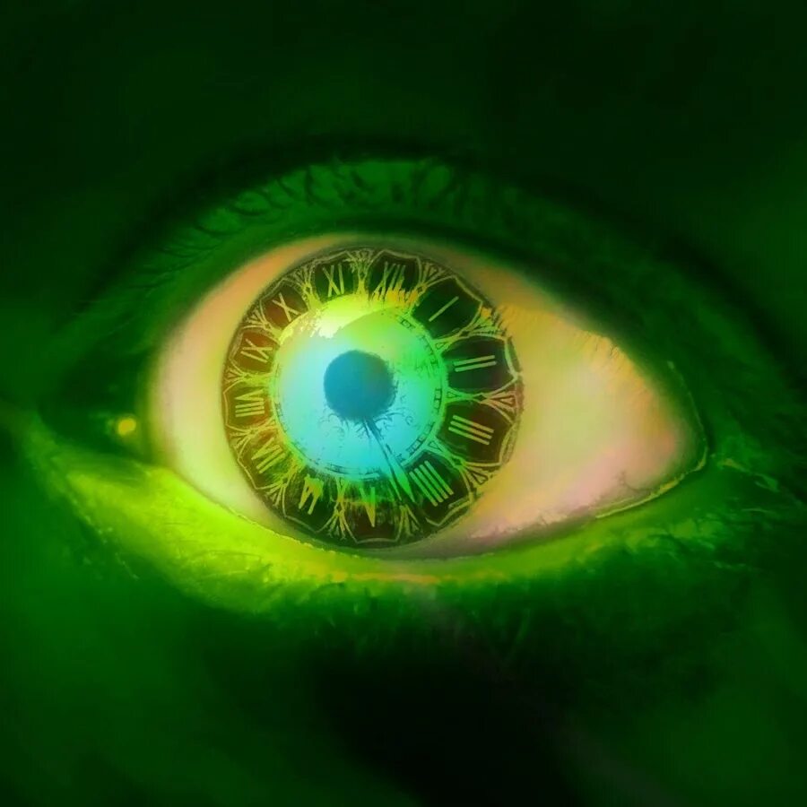 Красивые глазки. Горящие зеленые глаза. Линзы светящиеся в темноте. Склеры драконий глаз. Горящие зеленые глаза.