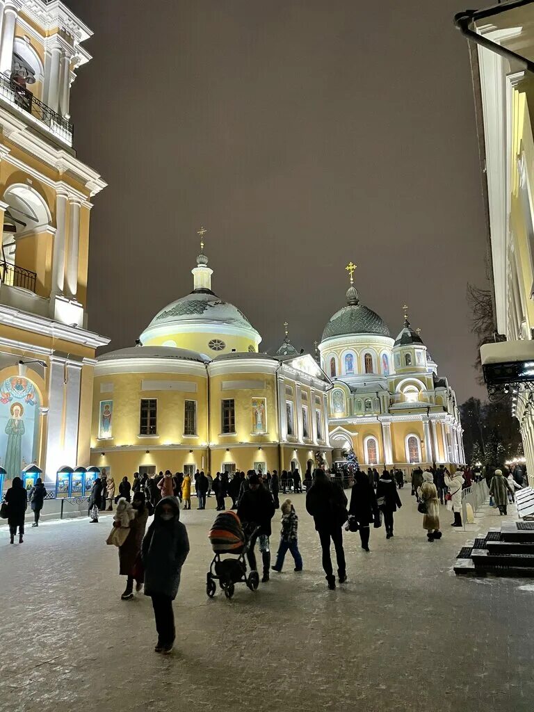 Мощи матроны московской в покровском монастыре. Храм святой матроны в москве. Мощи матроны московской в москве адрес метро. Мощи матроны московской в москве адрес метро. Храм мощи матроны московской.