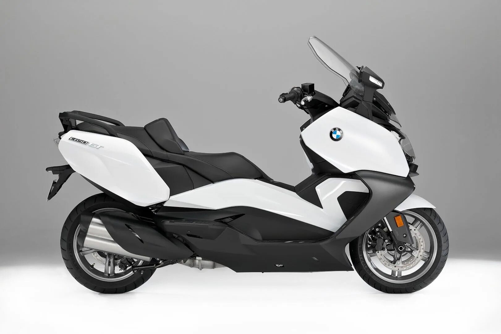 Скутер 650. Скутер BMW c650. BMW c650 Sport. Макси скутер БМВ 650 gt. BMW максискутер 650.