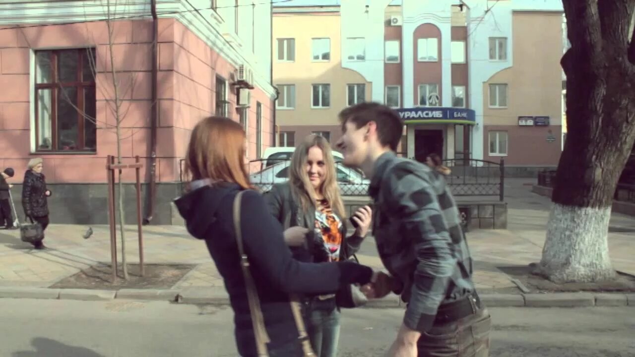 Развел девушку на улице. Девушка пикап природа. Парень и девушка на улице. Фото для пранка на улице. Rychlyprachy каролина.