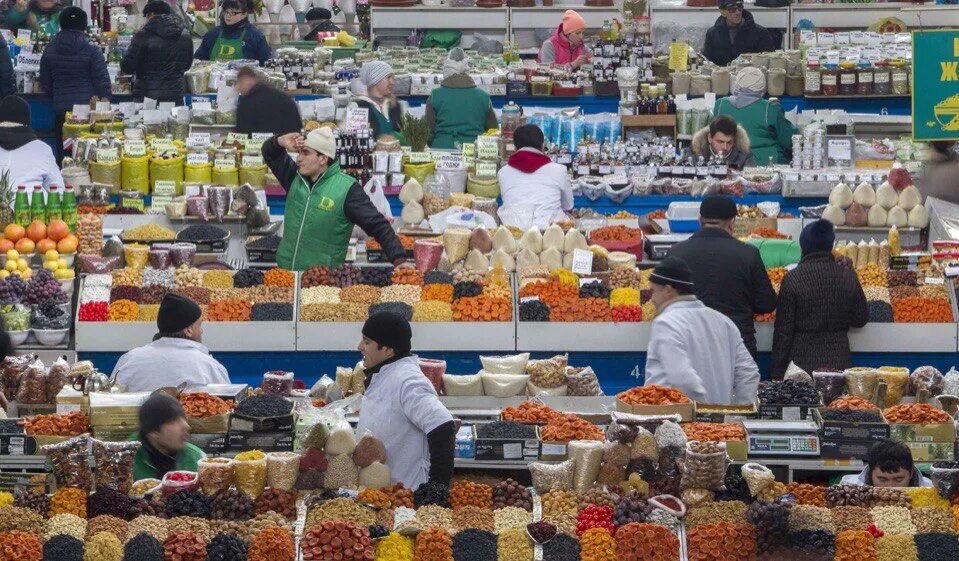 Продукты в астане. Центральный рынок Астана. Центральный рынок в Алма Ате. Зеленый базар Астана. Рынок продуктов питания.