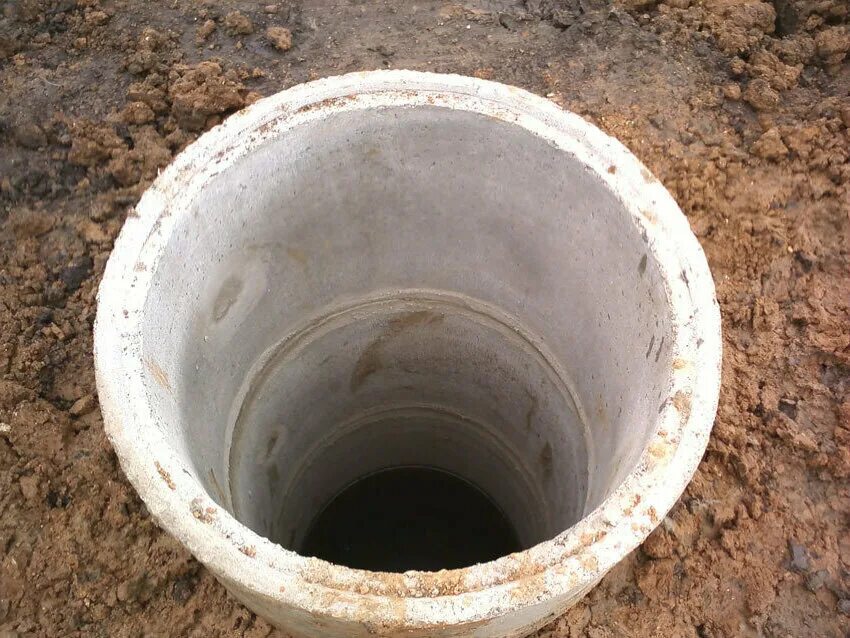 Копка колец. Копка траншей колодцев вручную. Ручная копка колодцев. Септик из бетонных колец кс 10-9. Копка колодцев.