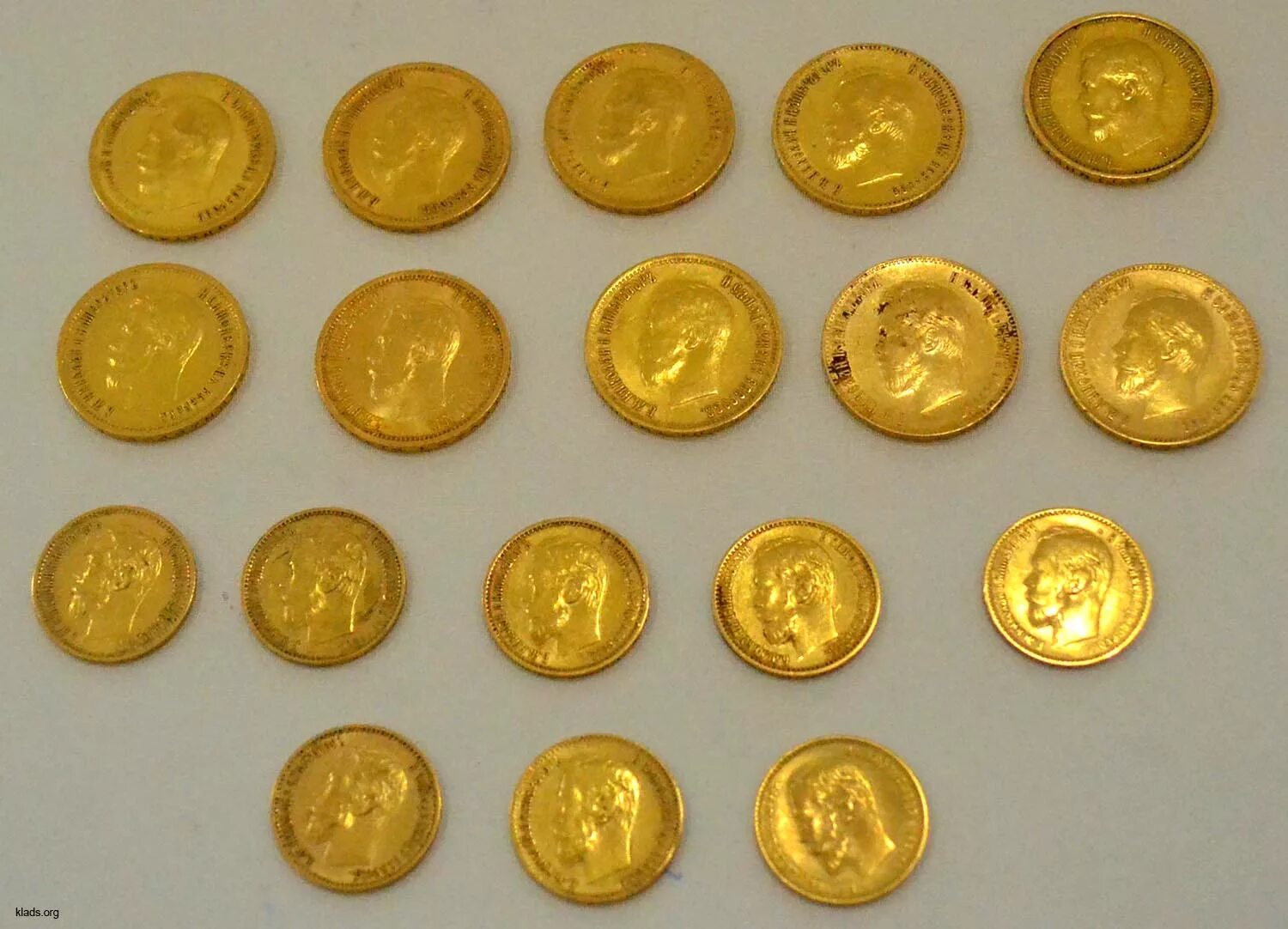 настоящие золотые монеты. монета золотая. золотые и серебряные монеты. монета золотая. старинный клад.