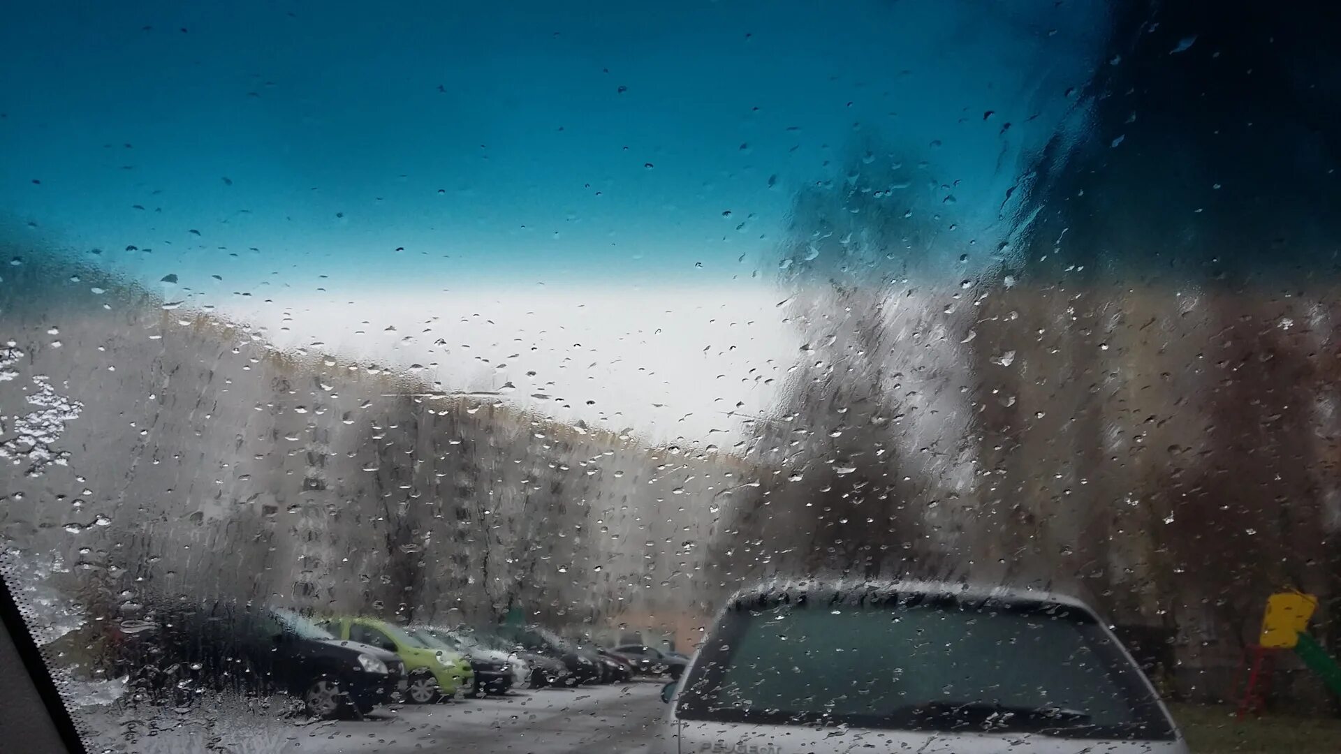 Машина запотевает в дождь. Запотевшие стекла автомобиля. Фото запотевшего зеркала.