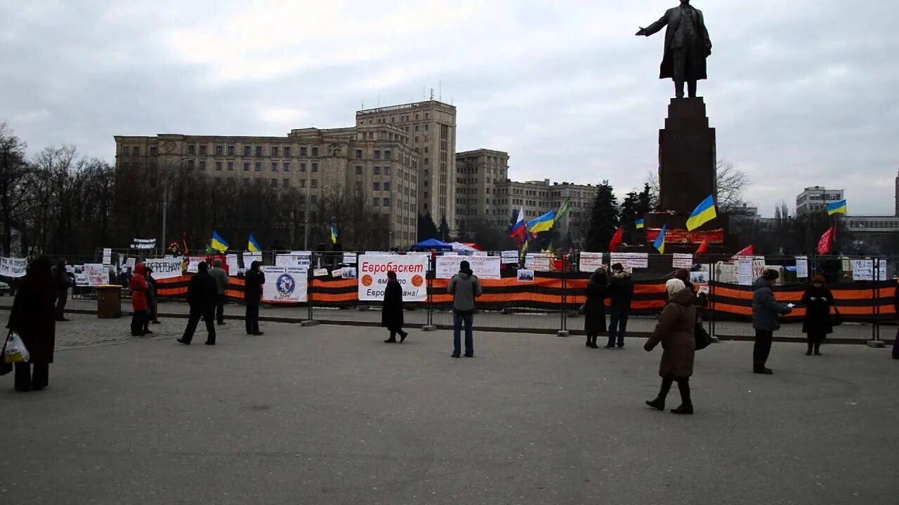 Харьков вышел. Площадь независимости Харьков. В Харькове 2014 памятника Ленина. Памятник Ленину в Харькове. Памятник Ленину на площади независимости.