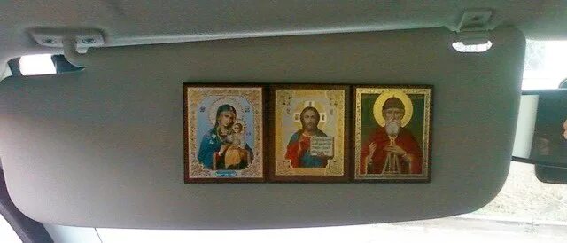 Можно икону в машину. Икона в автомобиль. икона в машину подвесная. подвесные иконки в машину. иконостас в машине.