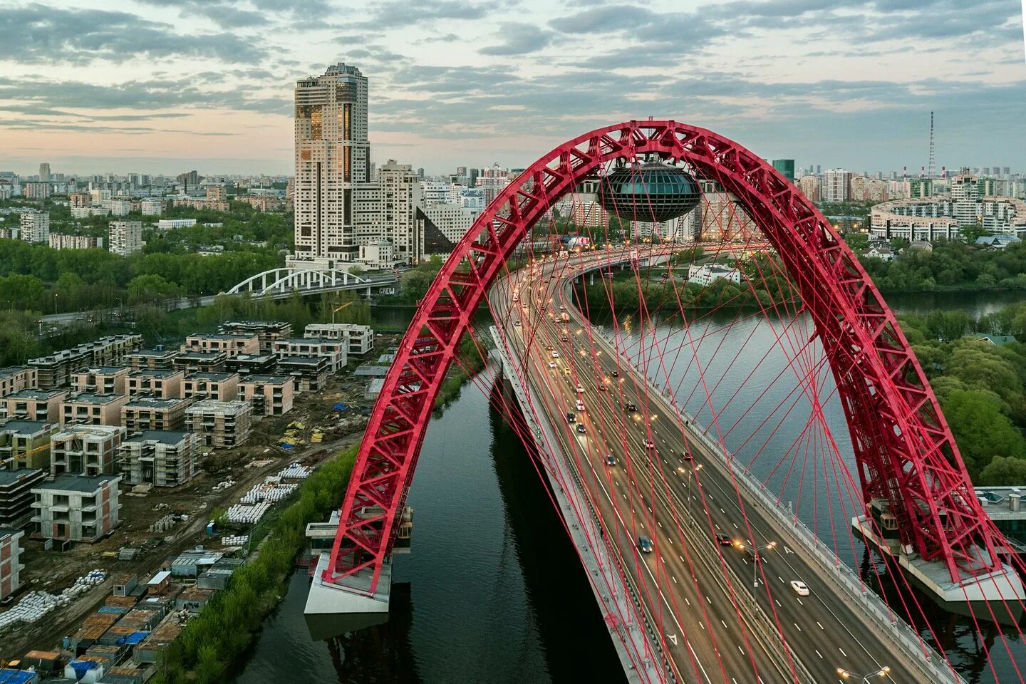 Красивый город площадка. Хорошево-Мневники живописный мост. Живописный мост в Москве. Вантовый мост в Москве живописный. Серебряный Бор мост арка.