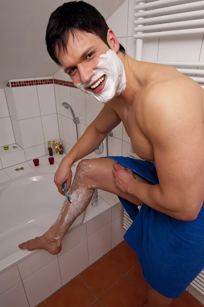 Shave dick. Парень бреет парня.