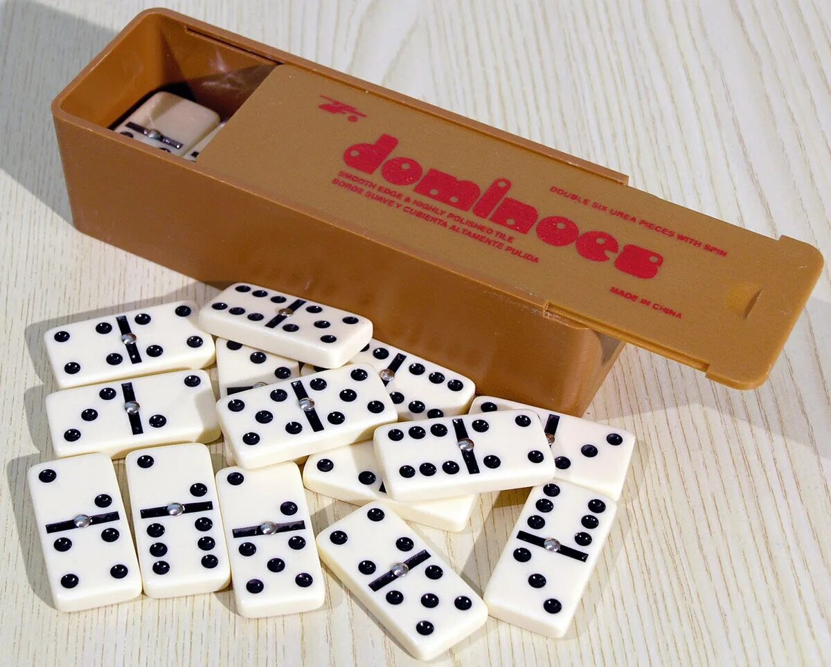 Dominoes игра. Древняя игра Домино. Настольная игра Домино. Костяшки Домино. Игры домино дурак