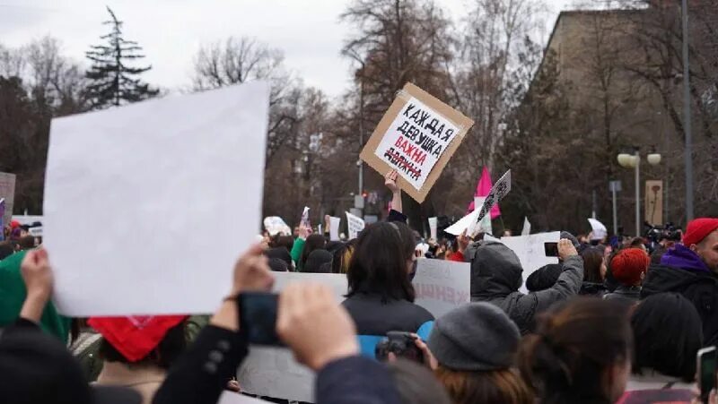 Женщины вышли на митинг. Протесты феминисток. митинг феминисток в алматы.