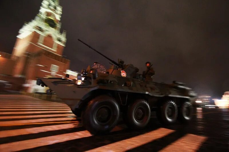 Парад на 23 февраля в Москве. 23 Февраля парад военной техники. Военная техника на параде 23 февраля. 23 Февраля красная площадь. Что будет 23 февраля в москве