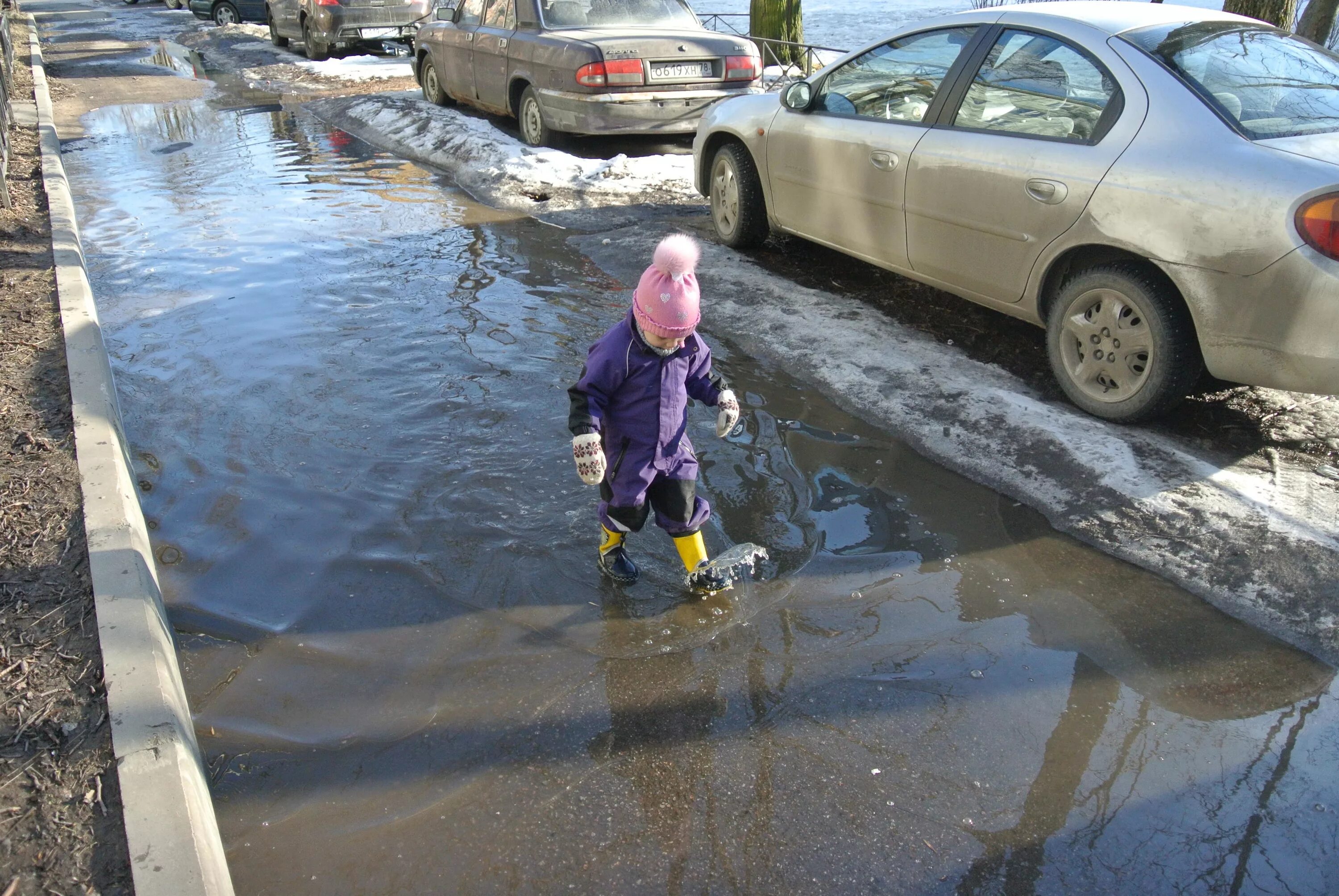 Мокрый асфальт дождь. Огромная лужа на дороге. Везде лужи. Везде лужи. Чистая лужа.