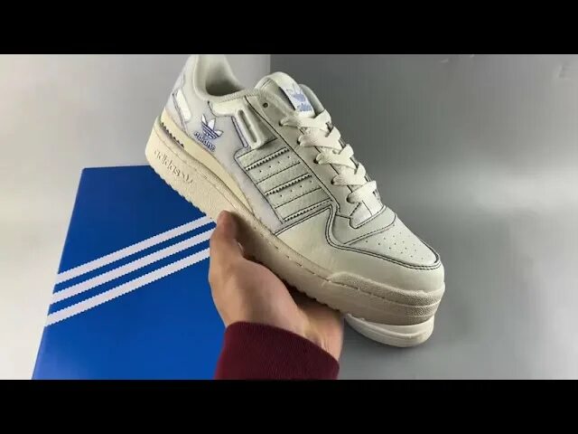 Adidas forum Low 2022. Adidas forum Low 84 off White бежевые. Адидас с торчащими нитками. Кроссовки с нитками торчащими.