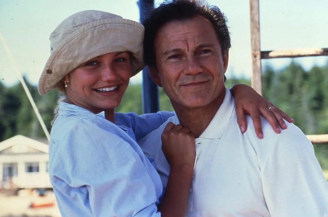 Голова над водой фильм с кэмерон диаз. Фильм как удержаться на плаву. Голова над водой. Голова над водой фильм. Элицо на половину в воде.