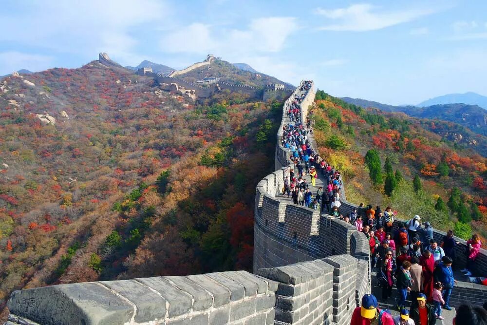 Сколько лет великий стене. Бадалин Пекин. Китай Великая китайская стена. Великая китайская стена туристы. Бадалин китайская стена.