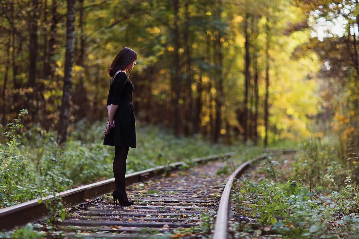 Фотосессия на рельсах осенью. Фотосессия на железной дороге. Фотосессия на рельсах. Рельсы девушка.