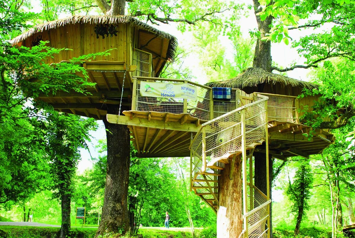 It s a tree house. Отель «домик на дереве» в харадсе, швеция. дом на дереве, пуатье отель. отель treehouse домики на деревьях. orion treehouses, франция.