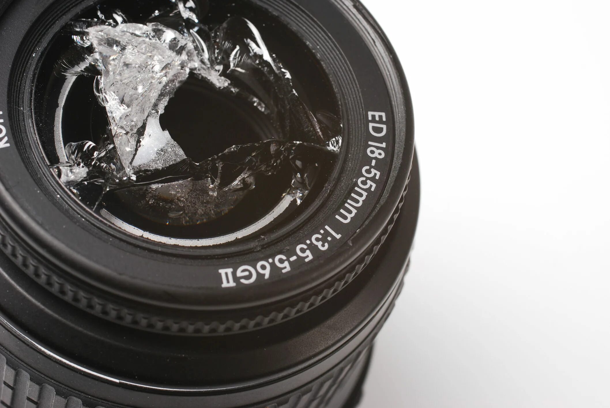 сломанный фотоаппарат. разбитая камера. фото разбитой камеры. разбил фотоаппарат.