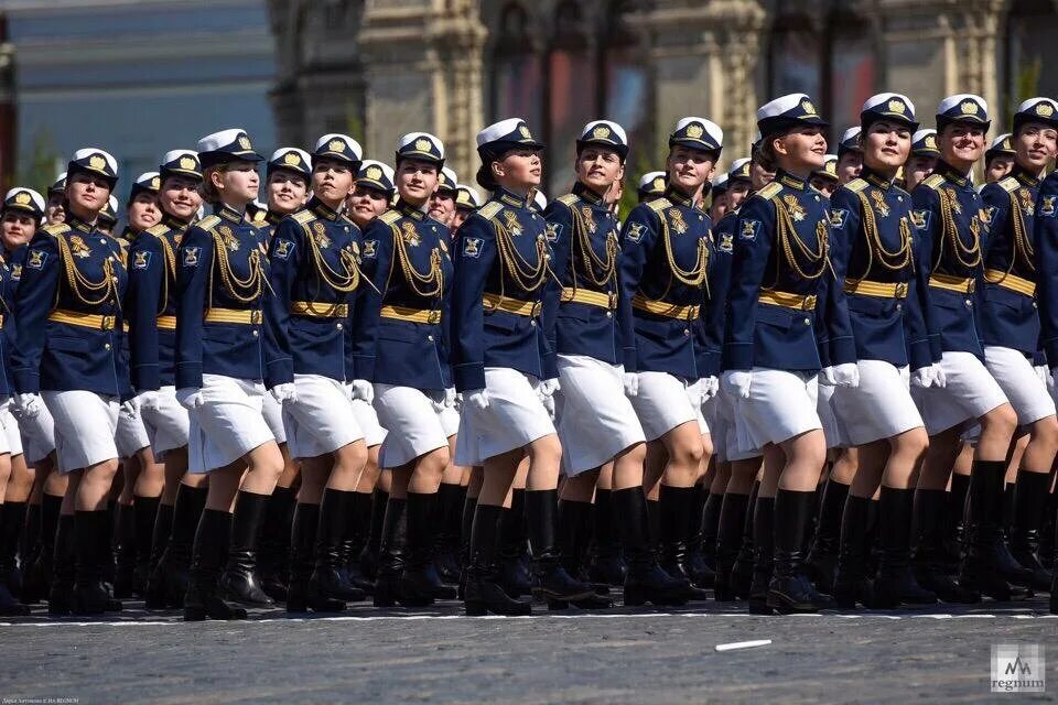 Женщины на параде. Женщины на параде Победы. Женщины на параде в Москве. Женщины военнослужащие на параде.