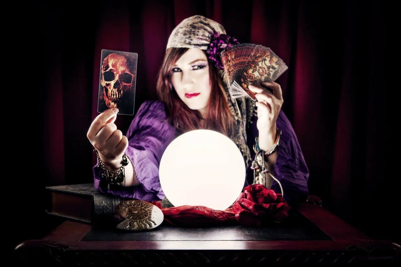 Песня 13 карт старая гадалка. Таро Fortune Teller. Гадалка. Шар гадалки. Девушка с картами Таро.