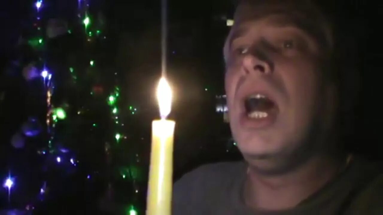 Геннадий горин помолимся. Геннадий горин со свечкой. Геннадий горин со свечой мем. Горин со свечой. Квартира геннадия горина.