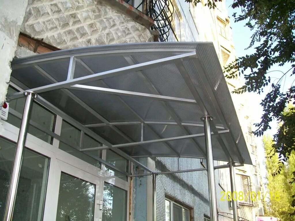 Демонтаж металлического козырька. Козырек с профлистом. Навесы подъездные. Навес над подъездом. Демонтаж металлического козырька.