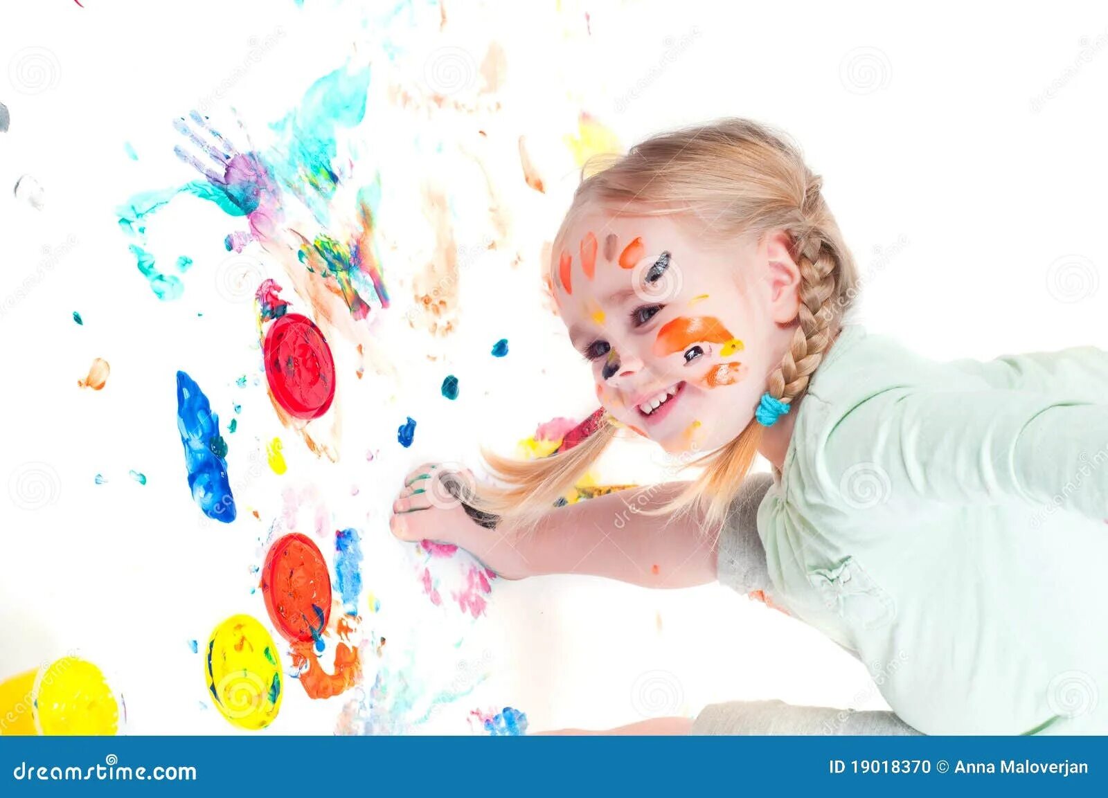 Сколько сидеть с краской. Краски для девочек. Девочка с красками для детей.
