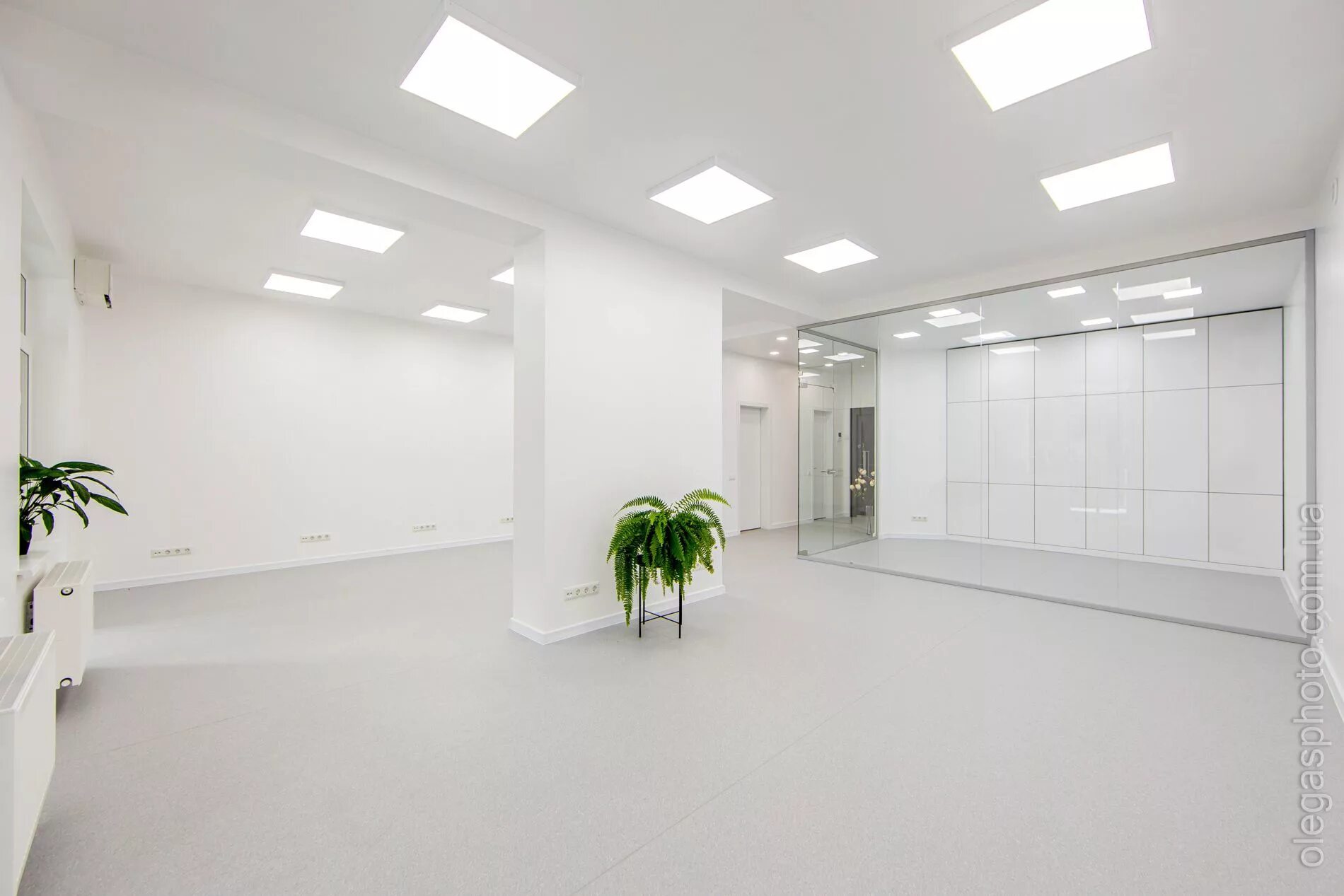 Пустое помещение. Пустой офис. Пустые здания. Пустой интерьер. Склад темный.