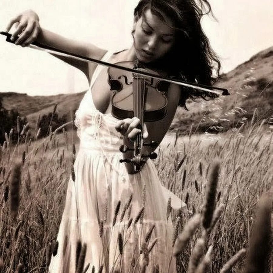 Женщина со скрипкой. Фотосессия со скрипкой. Скрипачка фотосессия. Девочка скрипачка.