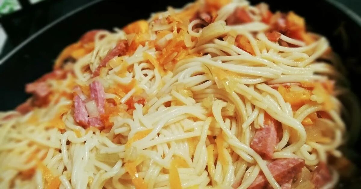 Макароны с колбасой и яйцом на сковороде. Макароны с колбасой. спагетти с колбасой. вермишель с колбасой. макароны с колбасой на сковороде.