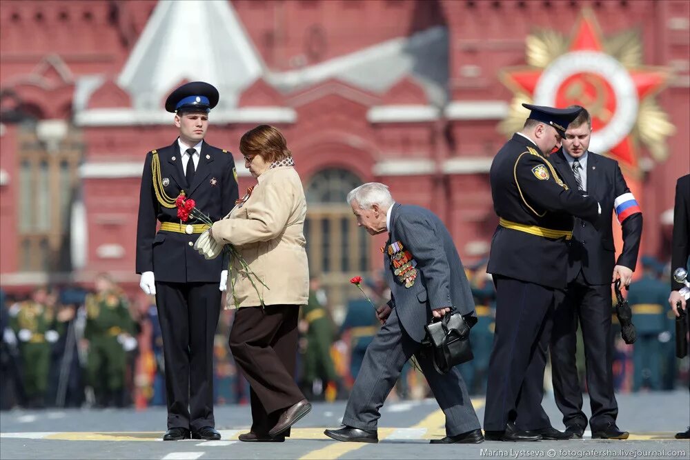 Предложение на параде. Король Михай на параде Победы 2010. Парад Победы 2010 Михай. Михай i на параде Победы.