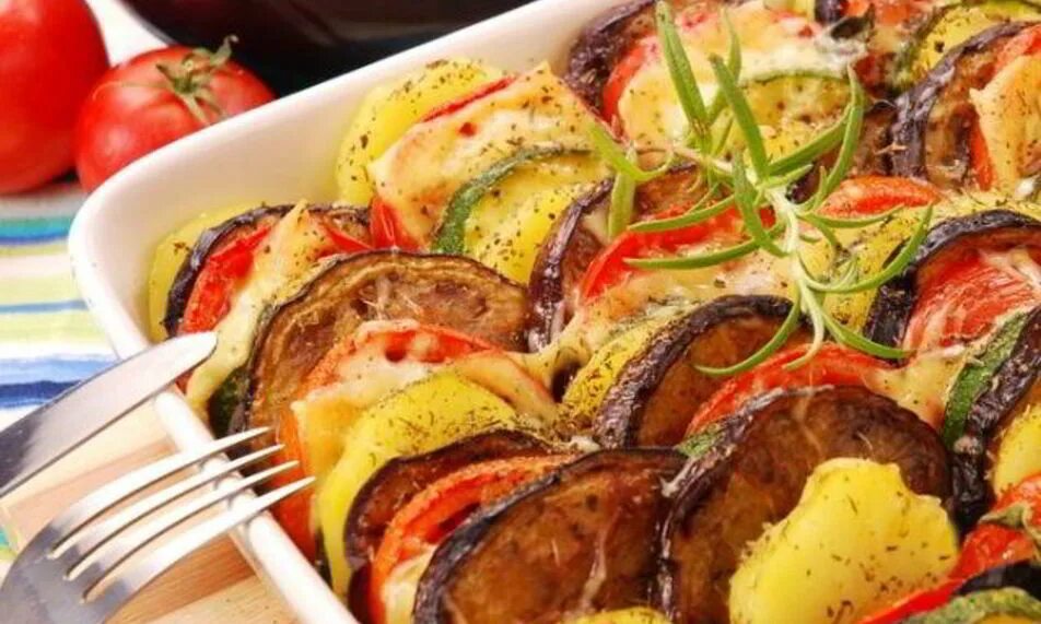 Баклажан кабачки помидоры рецепты. Кабачки и баклажаны в духовке с помидорами и сыром. Кабачки с овощами в духовке. Кабачок баклажан цуккини. Баклажаны цукини кабачки.