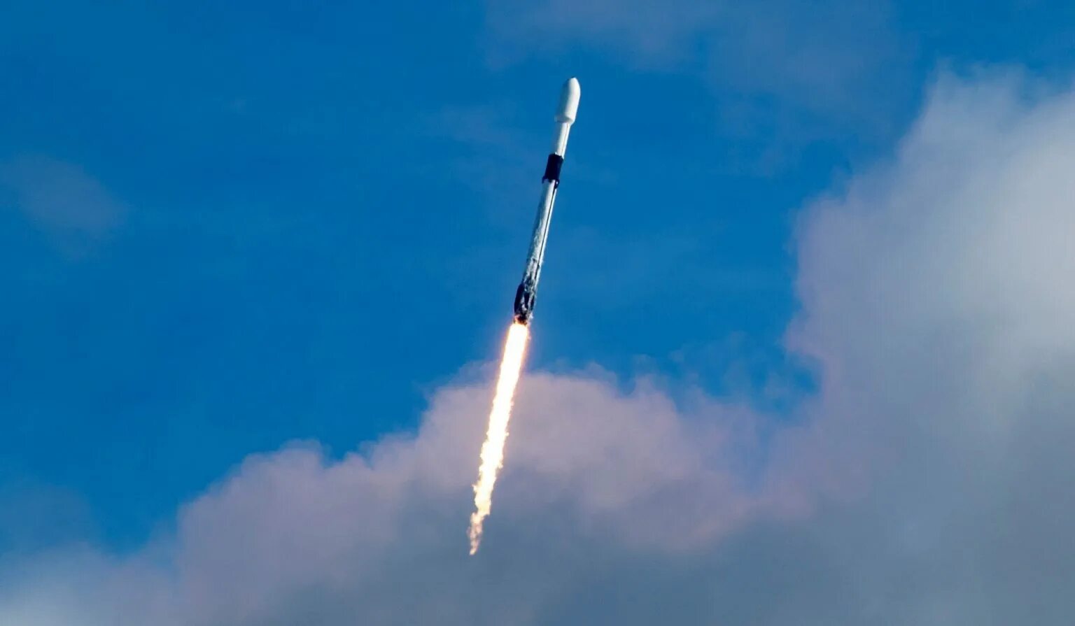 Иранские ракеты. Запустили новую ракету. Ракета элона маска falcon 9. 1в. Станция в космосе запуска ракет.