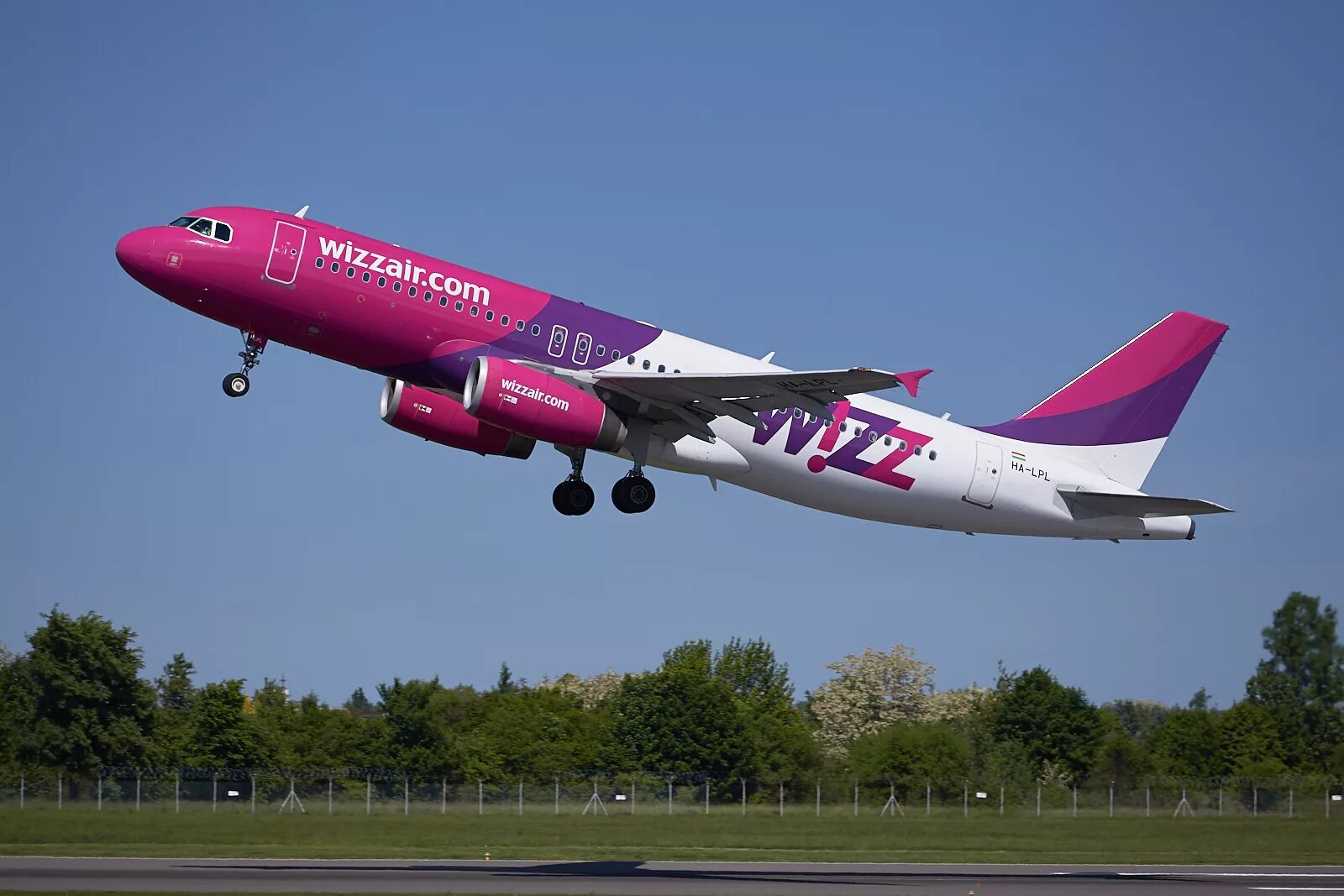 Wizz ереван. Венгерская авиакомпания Wizzair. Wizz Air самолеты. Wizz Air 747. Airbus 330 Wizz Air.