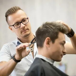 Стилист мужских причесок