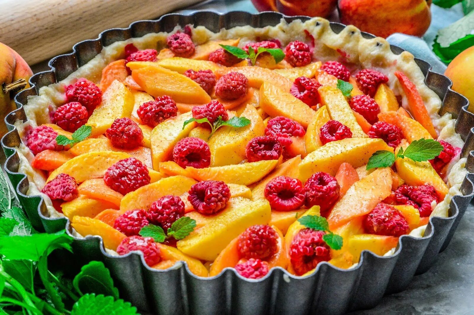 Фруктовый пирог из теста. Яблочный тарт из песочного теста. песочный фруктовый пирог тарт. малиновый тарт из песочного теста. тарт с сыром и ягодами.