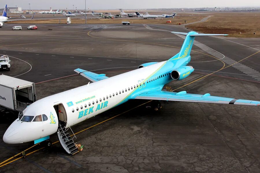 Fokker 100 самолет. Самолёт авиакомпании Бек Эйр. Bek Air авиакомпании Казахстана. Bek Air 2100.