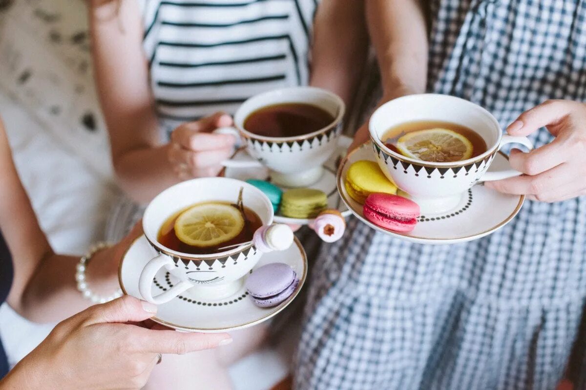 Чаепитие. Чаепитие с друзьями. Чаепитие картинки. Чашка чая. Tea and coffee are