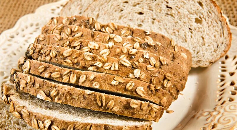 Хлеб с пшеничным солодом. Хлеб цельнозерновой калорийность на 100. Солодовый хлеб. Цельнозерновой хлеб калории. Хлебец солодовый.