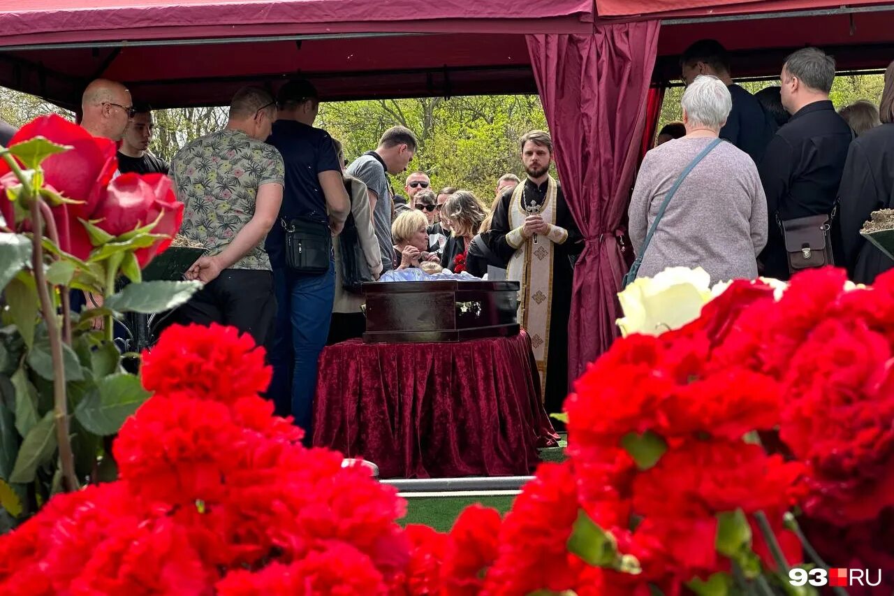 где похоронят таню. где похоронят таню. могила тани савичевой в шатках. похороны татьяны мостыко. могилы детей.