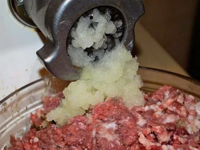 Пропущенное мясо через мясорубку '''''''''. Перекрутить лук в мясорубке.