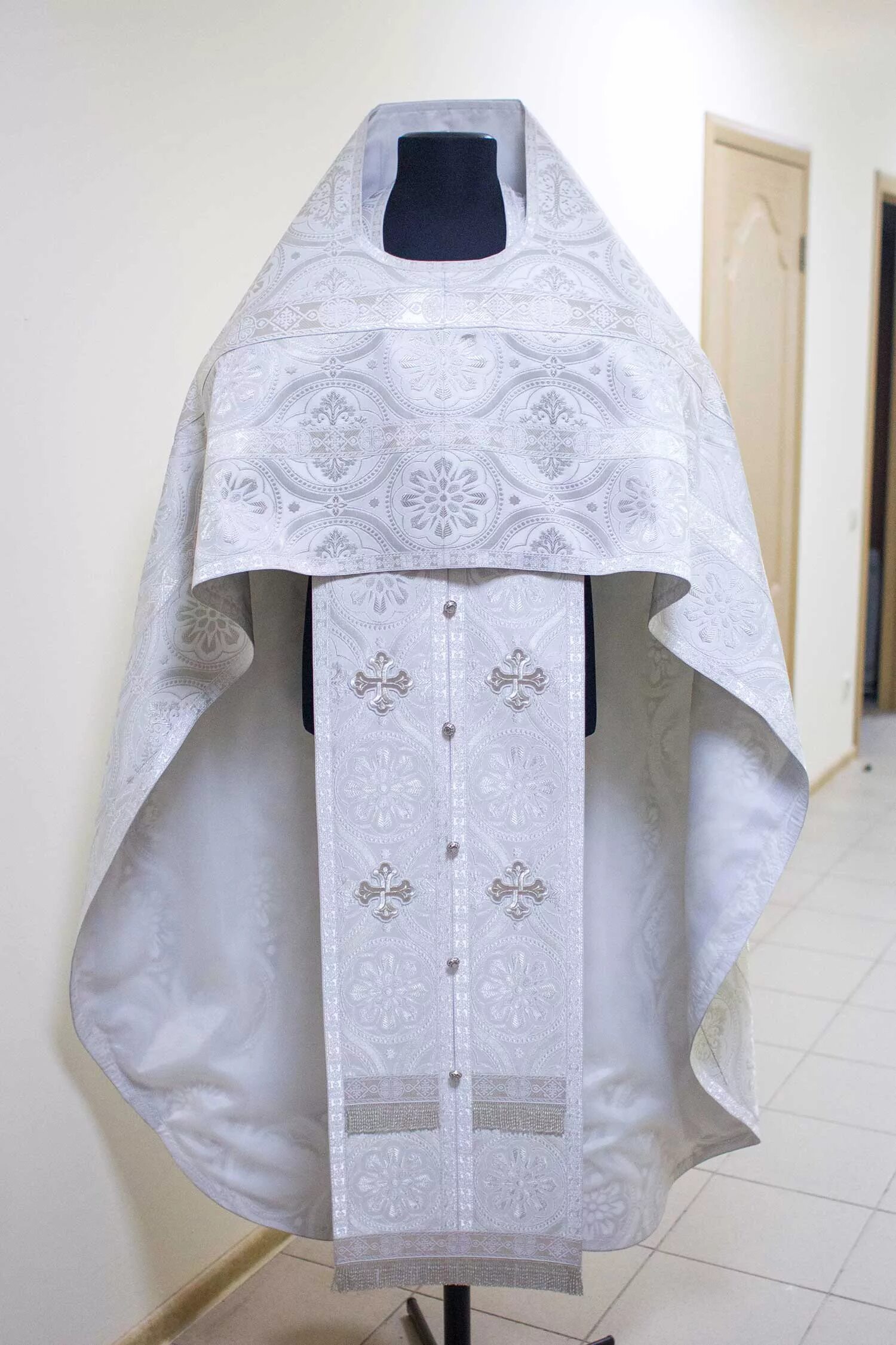 Белая сутана католического священника. Сутана католического альба. Белые одежды священников. Костюм папы римского. Одеяния священнослужителей православной церкви 19 век.