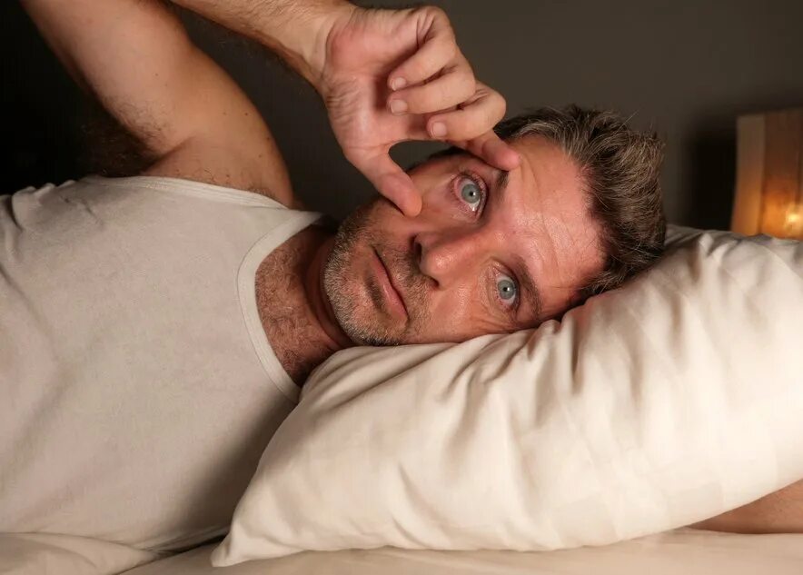 Девушка страдает от бессонницы. Плохой сон. Люди страдающие бессонницей. Фото бессонницы у человека. Человек не может уснуть.